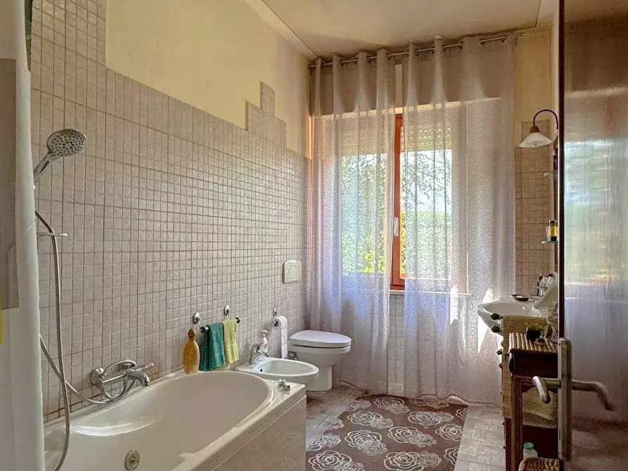 Immagine 14 di Appartamento in vendita  a Lucca