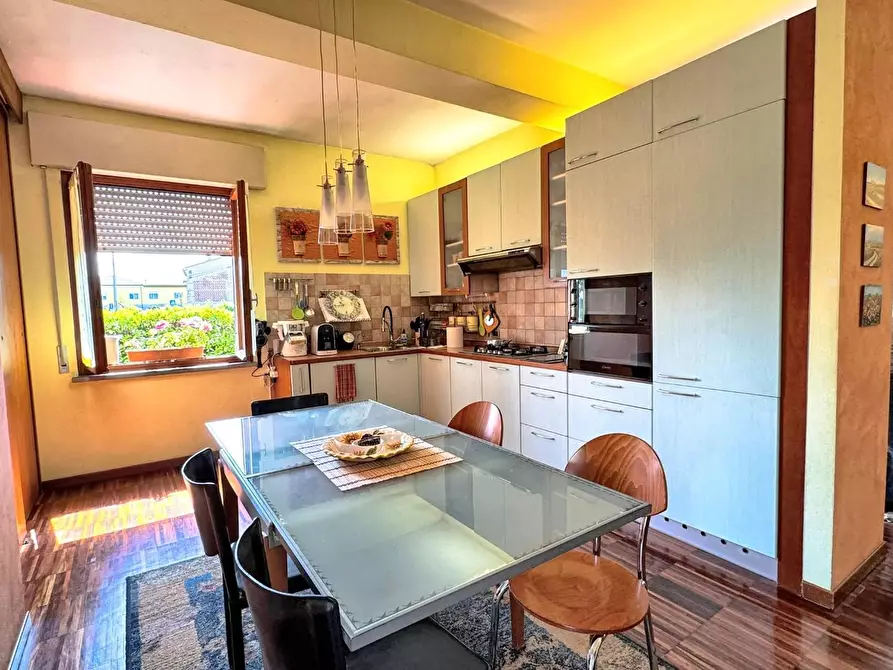 Immagine 13 di Appartamento in vendita  a Lucca