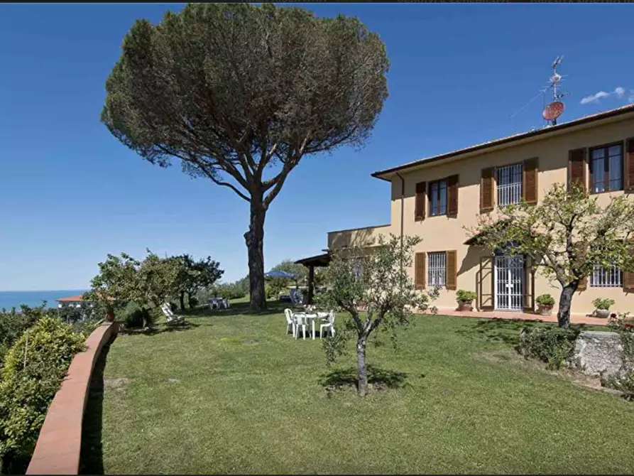 Immagine 1 di Villa in vendita  a Massarosa