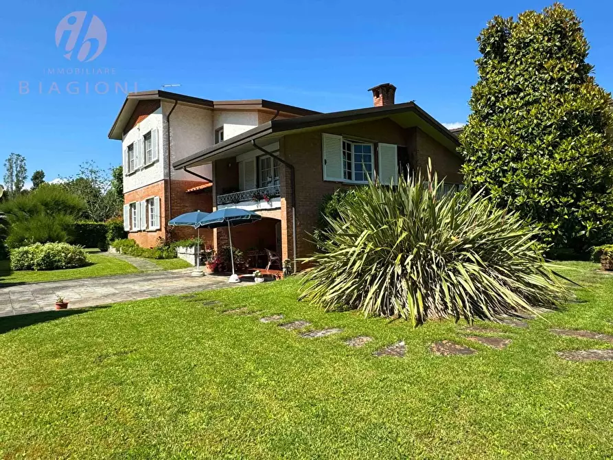 Immagine 2 di Villa in vendita  a Pietrasanta