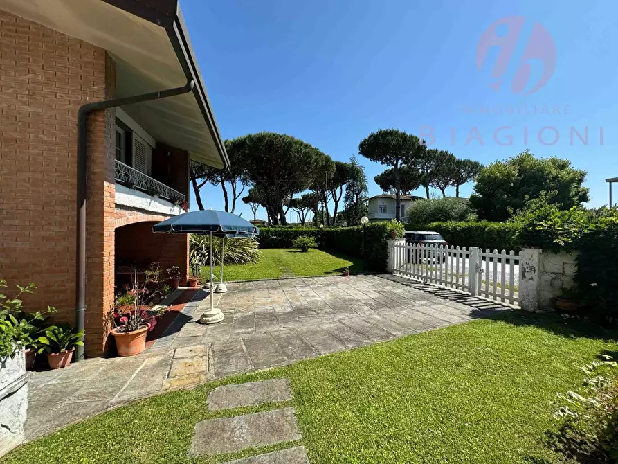 Immagine 8 di Villa in vendita  a Pietrasanta