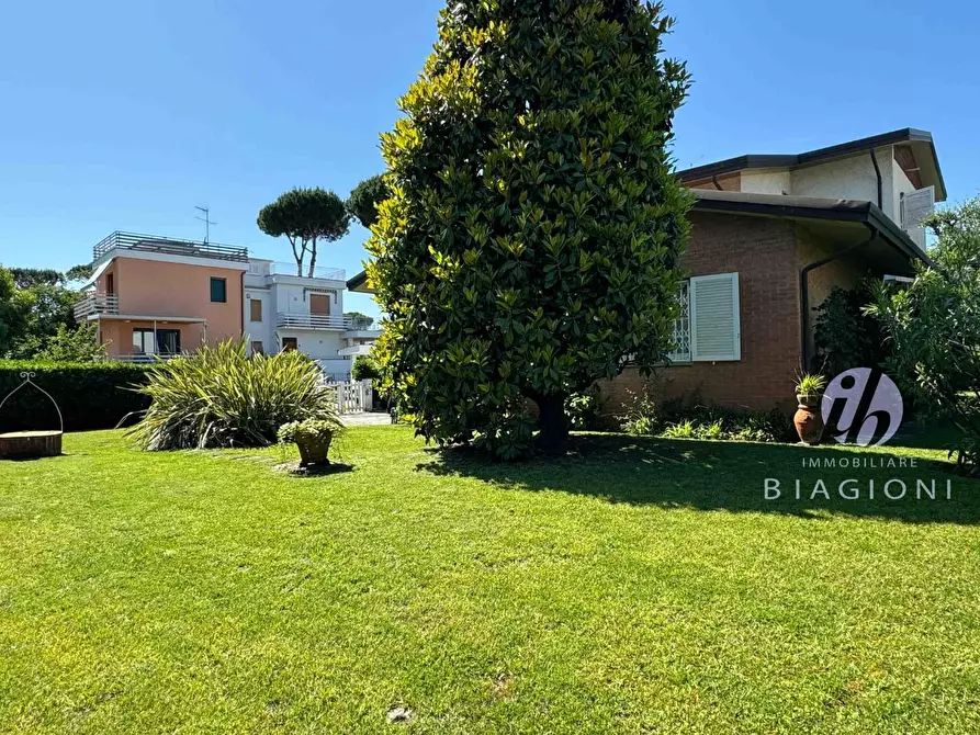 Immagine 4 di Villa in vendita  a Pietrasanta