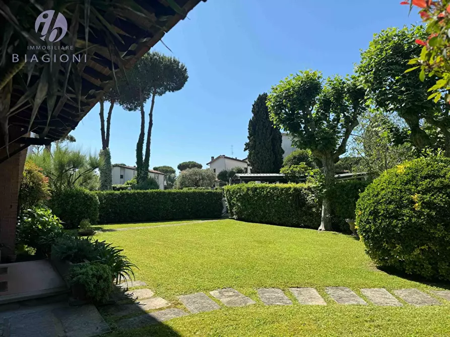 Immagine 6 di Villa in vendita  a Pietrasanta