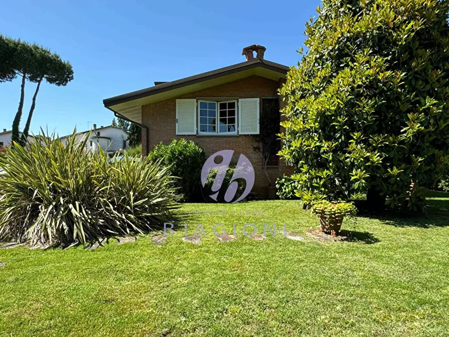 Immagine 3 di Villa in vendita  a Pietrasanta