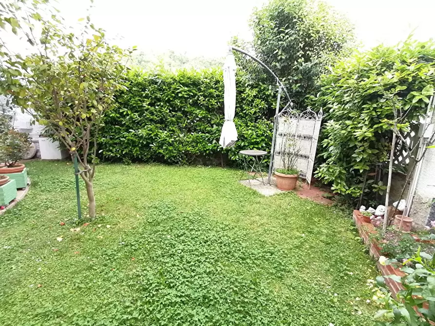Immagine 1 di Casa semindipendente in vendita  a Ortonovo