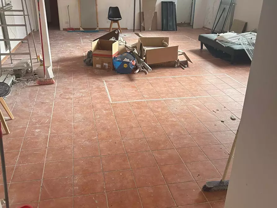 Immagine 8 di Locale commerciale in vendita  a Carrara