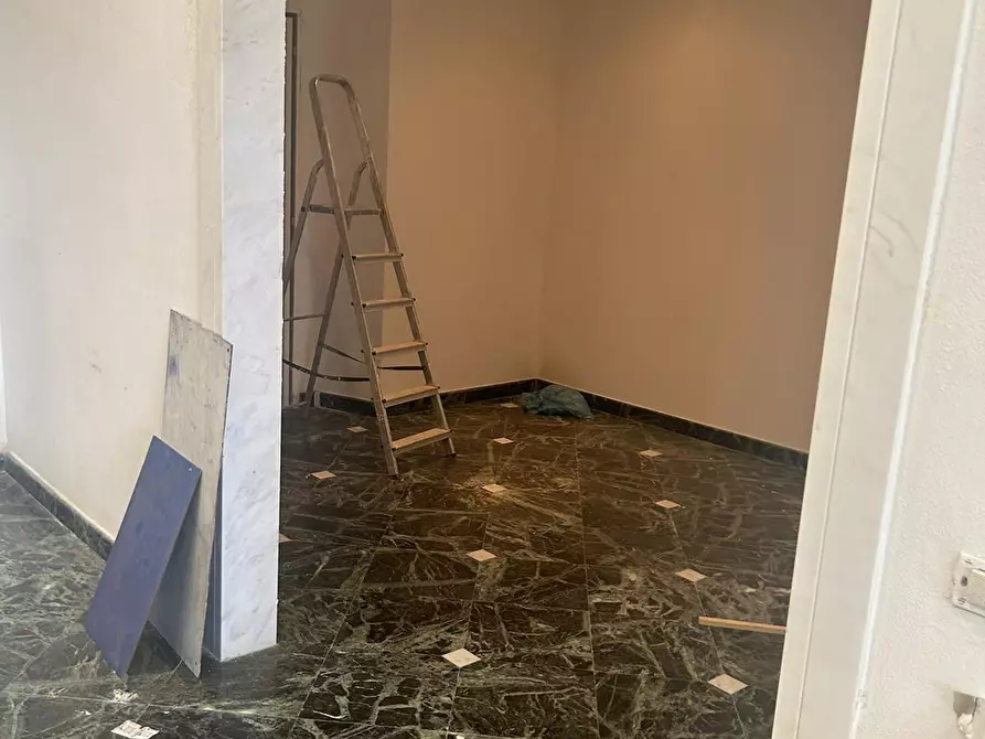 Immagine 7 di Locale commerciale in vendita  a Carrara
