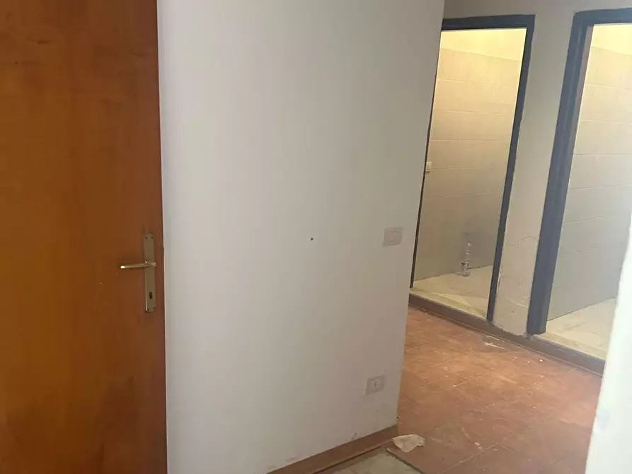 Immagine 3 di Locale commerciale in vendita  a Carrara