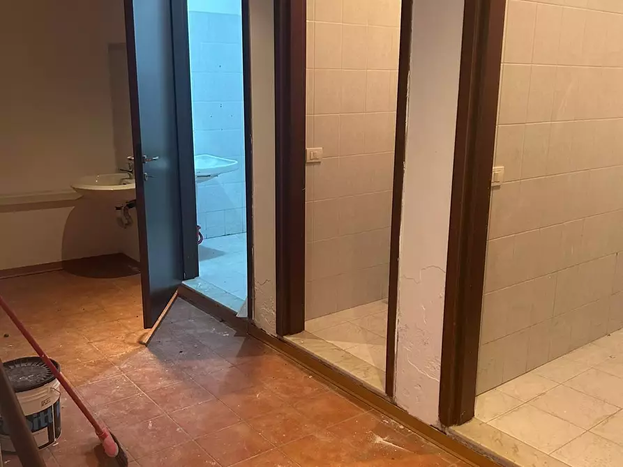 Immagine 2 di Locale commerciale in vendita  a Carrara