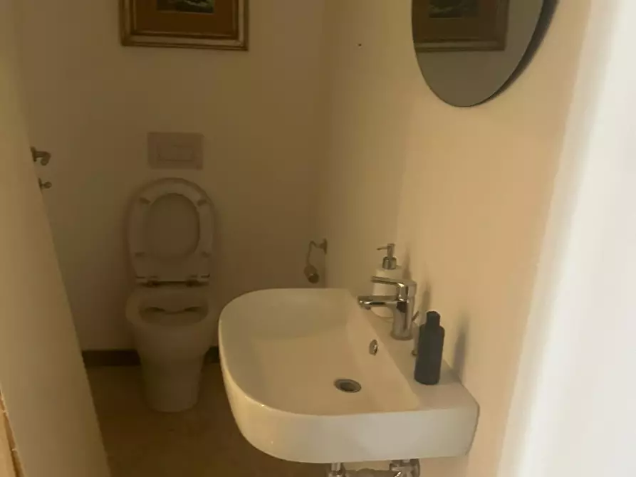 Immagine 6 di Locale commerciale in vendita  a Carrara