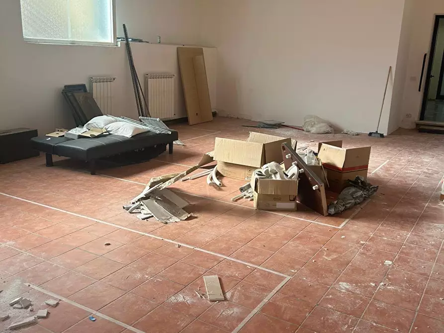 Immagine 5 di Locale commerciale in vendita  a Carrara