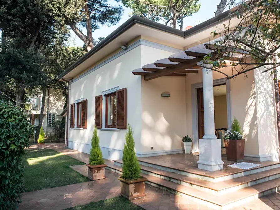 Immagine 2 di Villa in affitto  a Pietrasanta