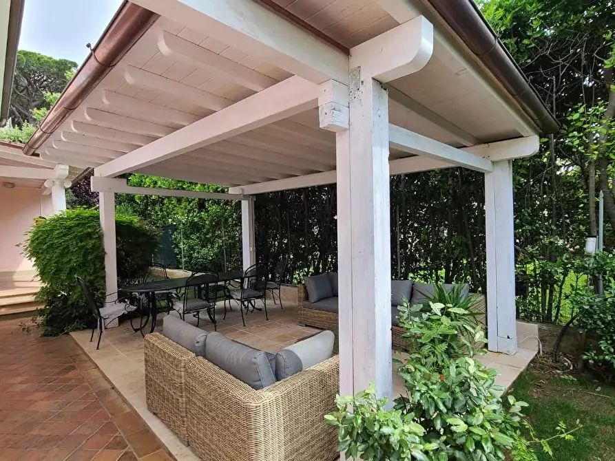 Immagine 4 di Villa in affitto  a Pietrasanta