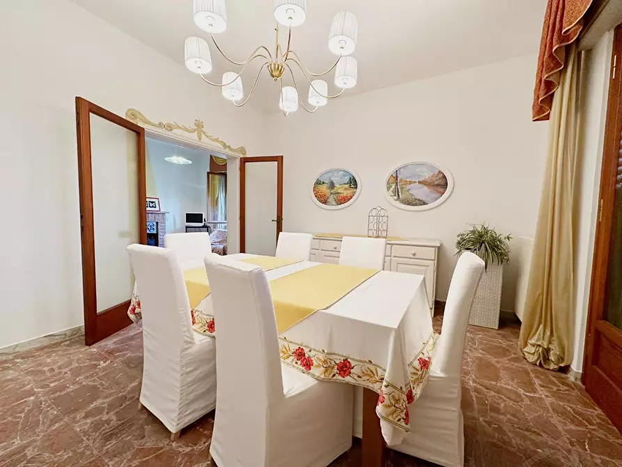 Immagine 3 di Villa in vendita  a Lucca