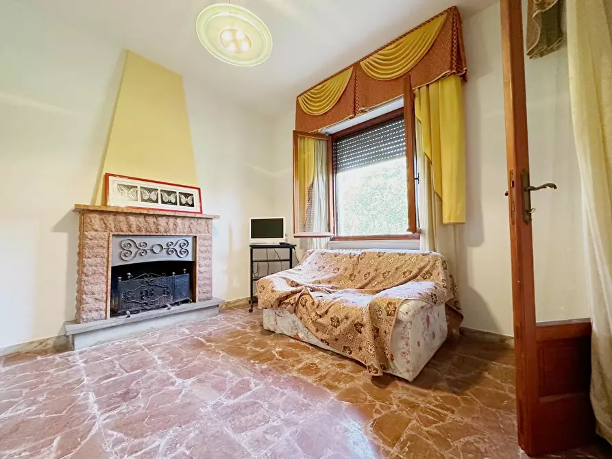 Immagine 4 di Villa in vendita  a Lucca