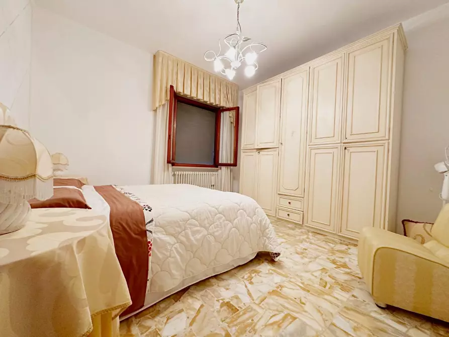 Immagine 9 di Villa in vendita  a Lucca