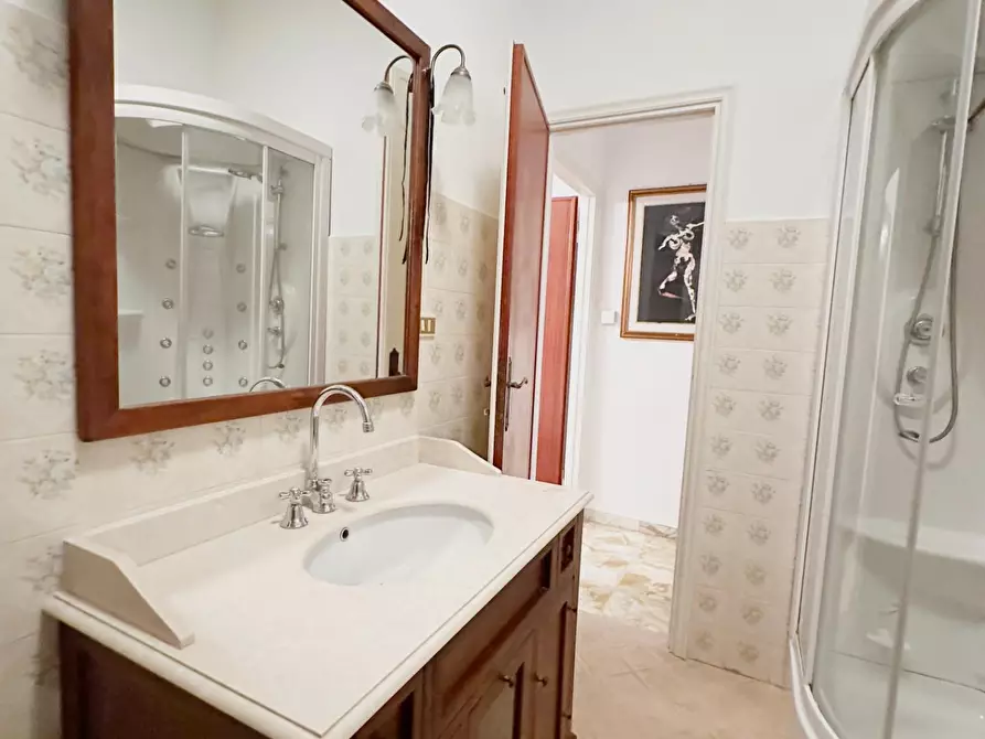 Immagine 14 di Villa in vendita  a Lucca