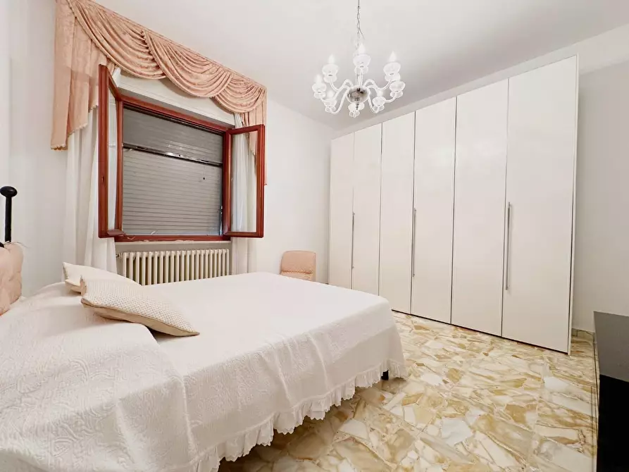 Immagine 11 di Villa in vendita  a Lucca