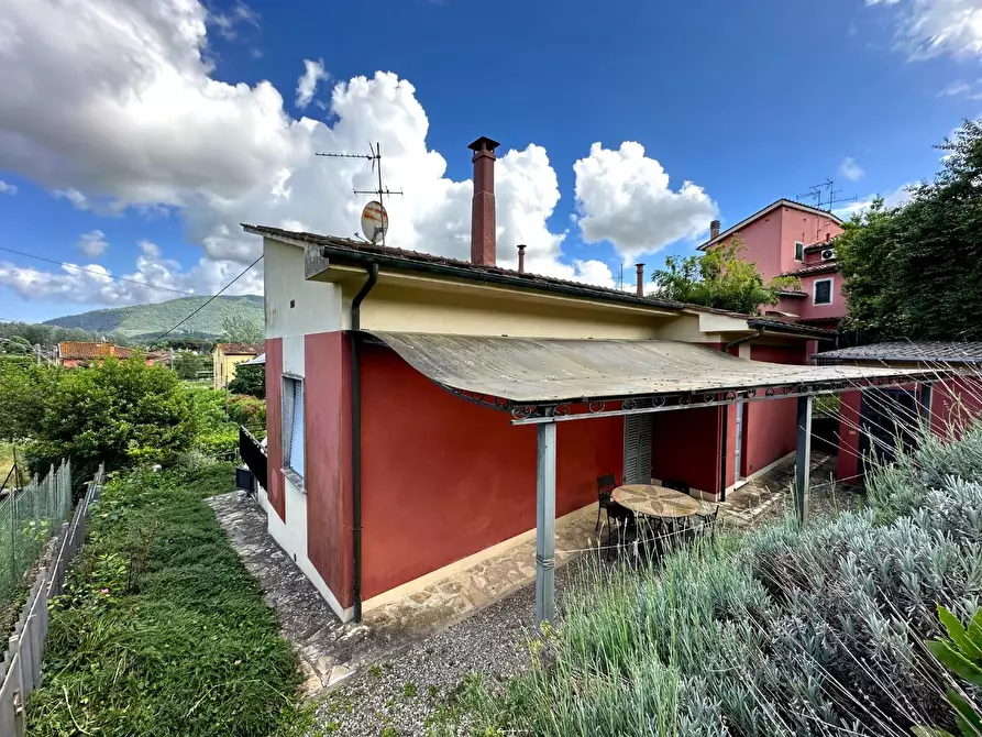 Immagine 19 di Villa in vendita  a Lucca