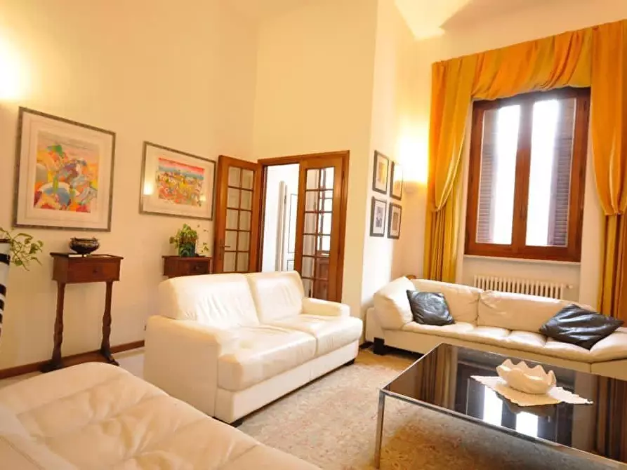 Immagine 2 di Villetta a schiera in vendita  a Viareggio