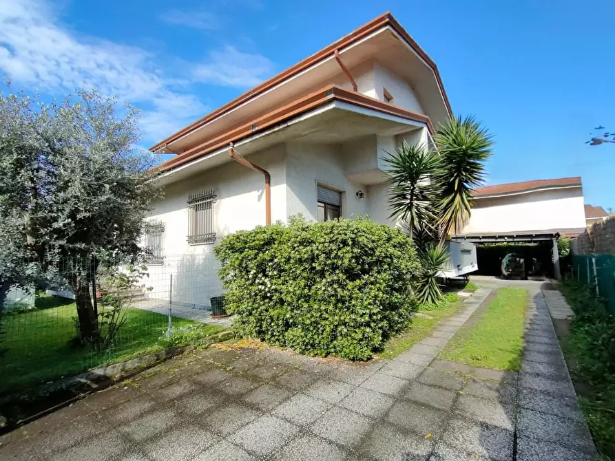 Immagine 2 di Villa in vendita  a Massa