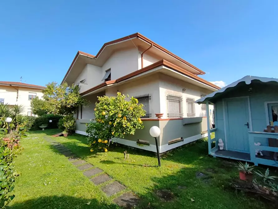 Immagine 20 di Villa in vendita  a Massa