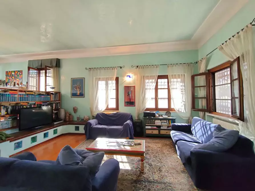 Immagine 6 di Villa in vendita  a Massa