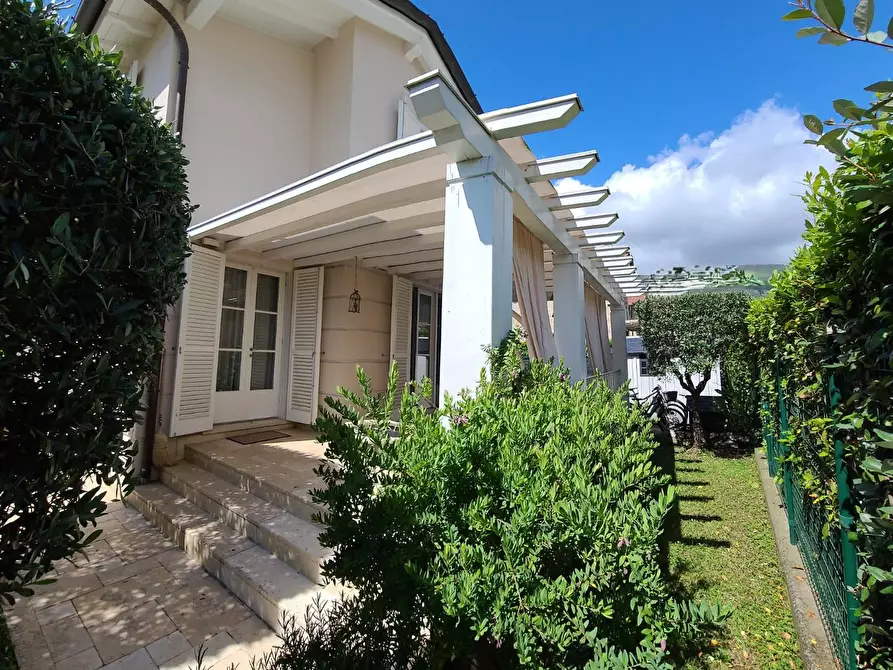 Immagine 2 di Villa in vendita  a Pietrasanta