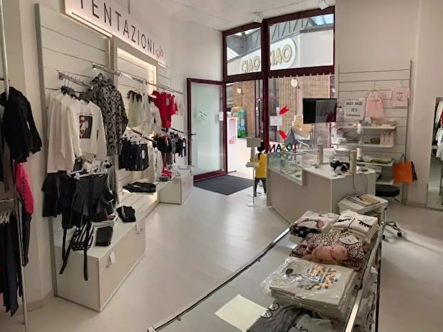 Immagine 10 di Locale commerciale in vendita  a Cecina