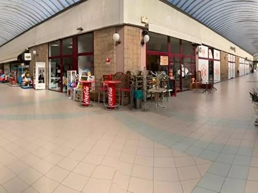 Immagine 12 di Locale commerciale in vendita  a Cecina