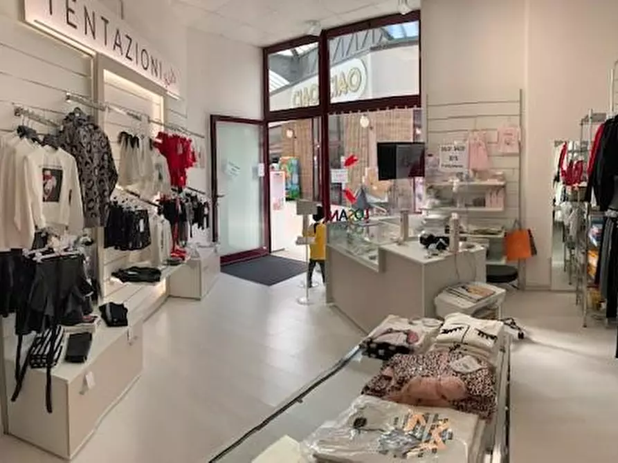 Immagine 2 di Locale commerciale in vendita  a Cecina