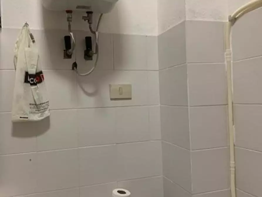 Immagine 8 di Locale commerciale in vendita  a Cecina