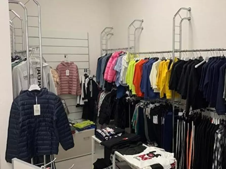 Immagine 5 di Locale commerciale in vendita  a Cecina