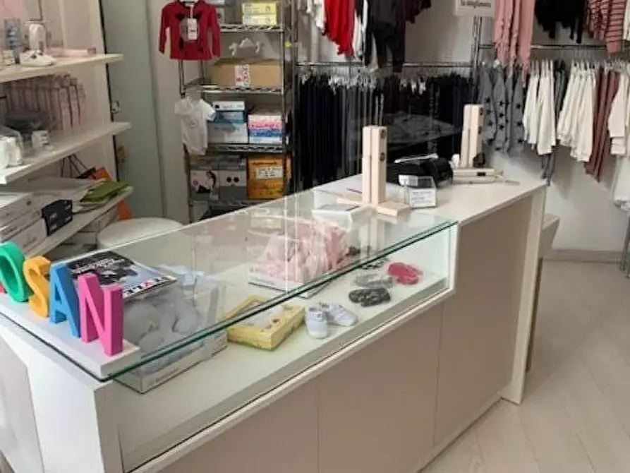 Immagine 11 di Locale commerciale in vendita  a Cecina