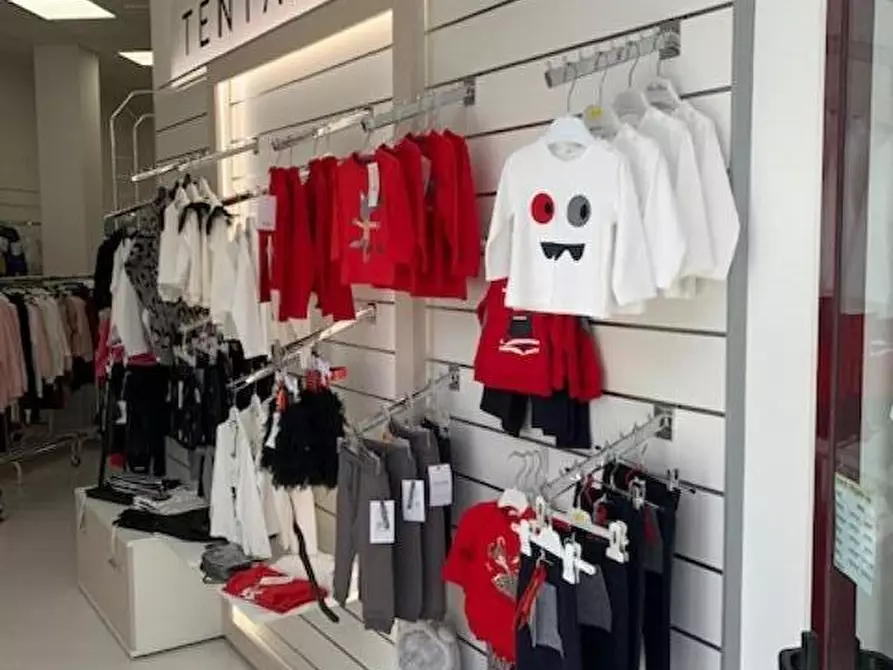 Immagine 3 di Locale commerciale in vendita  a Cecina