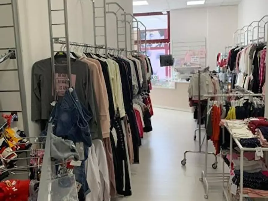 Immagine 6 di Locale commerciale in vendita  a Cecina