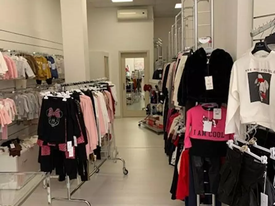 Immagine 4 di Locale commerciale in vendita  a Cecina