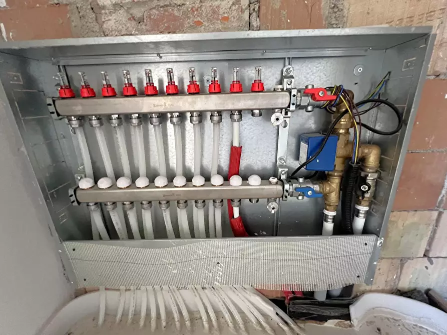 Immagine 14 di Casa trifamiliare in vendita  a Cascina