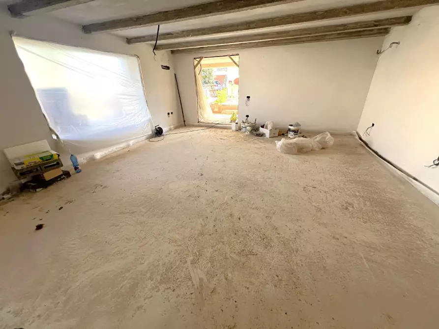 Immagine 11 di Casa trifamiliare in vendita  a Cascina