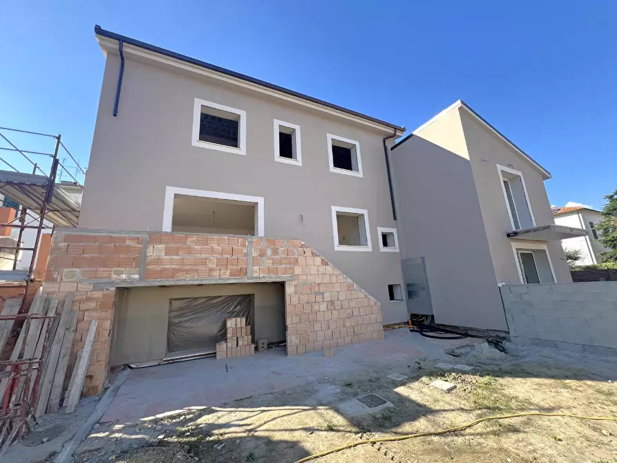 Immagine 2 di Casa trifamiliare in vendita  a Cascina