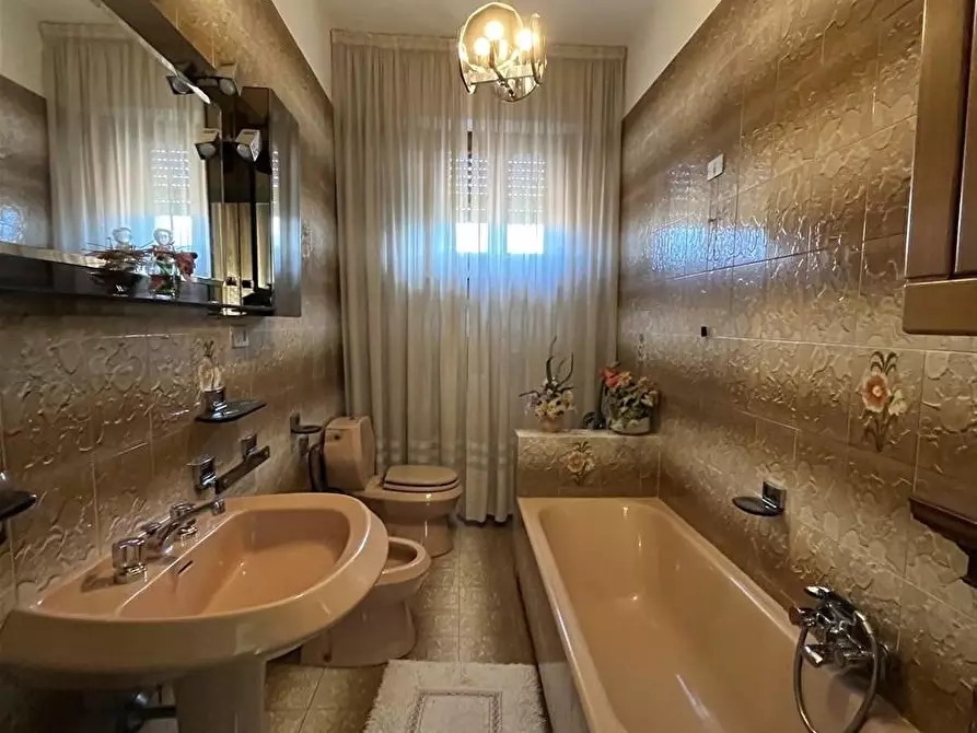 Immagine 21 di Villa in vendita  a Massa