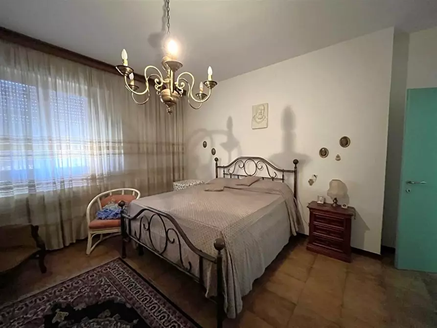 Immagine 18 di Villa in vendita  a Massa