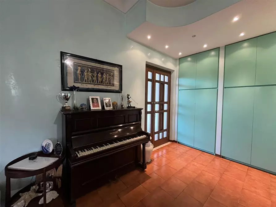 Immagine 11 di Villa in vendita  a Massa