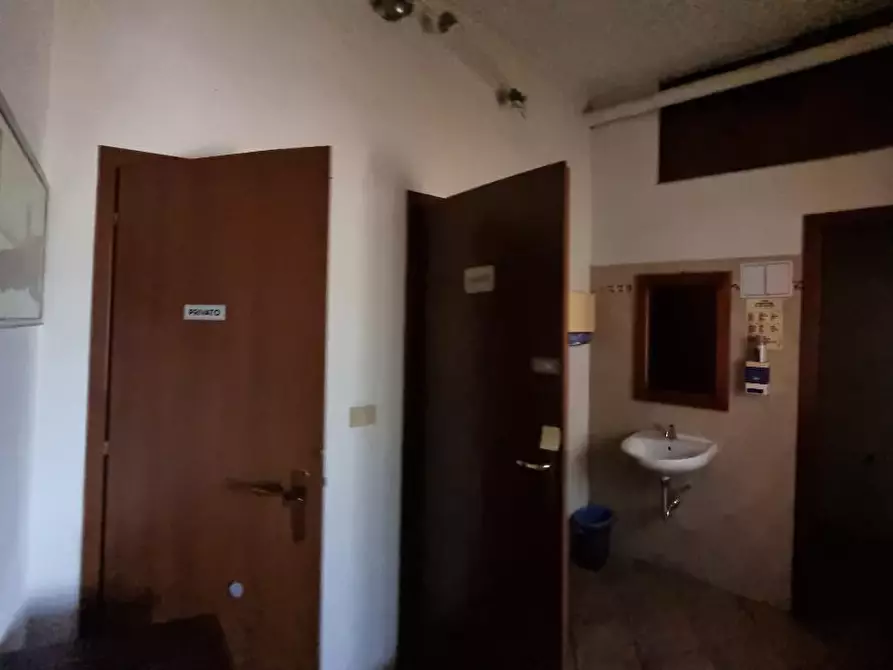 Immagine 16 di Locale commerciale in vendita  a Collesalvetti