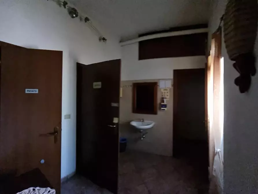 Immagine 15 di Locale commerciale in vendita  a Collesalvetti