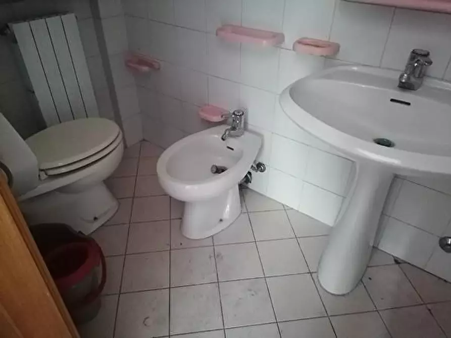 Immagine 6 di Ufficio in affitto  a Lucca