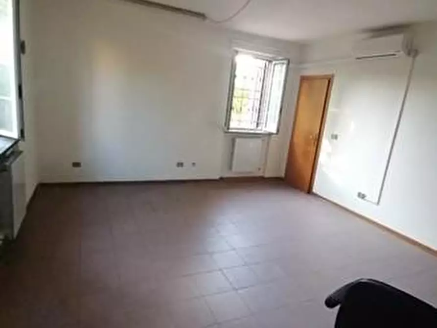 Immagine 13 di Ufficio in affitto  a Lucca