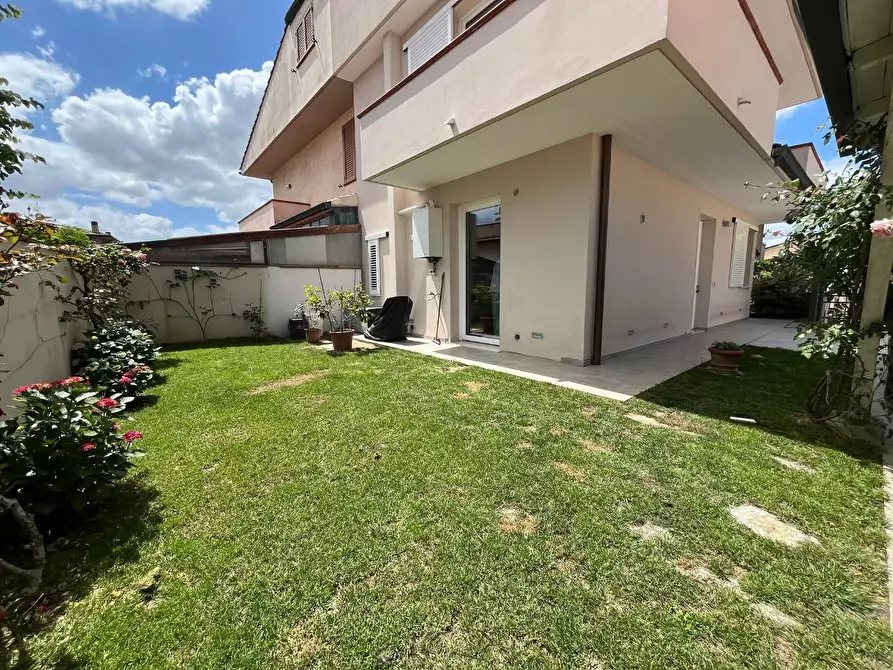 Immagine 33 di Casa bifamiliare in vendita  a Pontedera