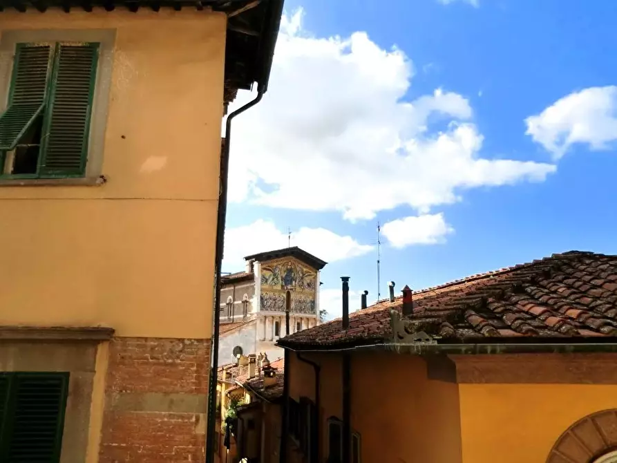 Immagine 21 di Appartamento in vendita  a Lucca
