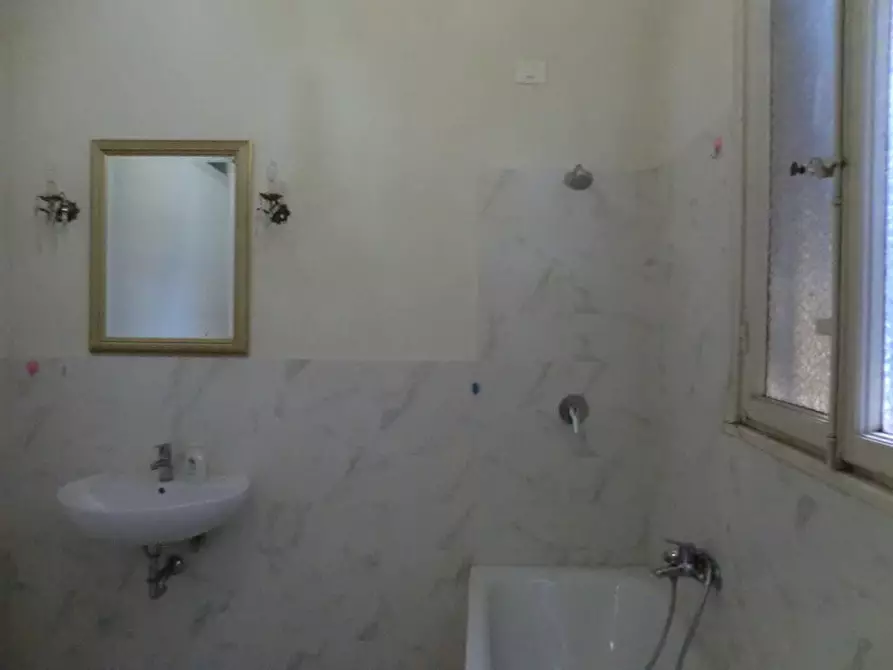 Immagine 27 di Appartamento in vendita  a Lucca